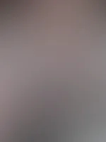 Die warmen Streifen des Lichts gleiten durch die Rollos und finden mich, als hätten sie mich schon lange gesucht. Sie streifen meine Haut mit einer Zärtlichkeit, die mir den Atem nimmt. Das Licht wand