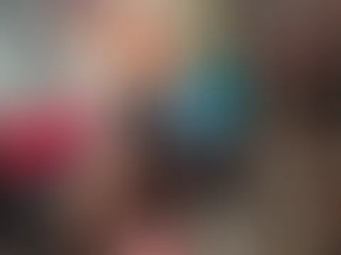 Zerrissene Strumpfhose vorm Spiegel 🔥