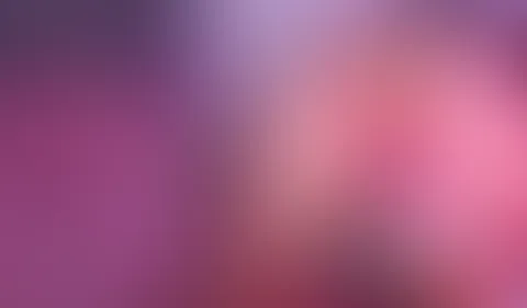 Ich bin gerade aufgewacht und konnte nicht aufhören, über diesen heißen Traum zu denken, den ich hatte... Ich schnappe mir meinen pinken Vibrator, gehe in die Doggy Stellungund fange an mich zu f**ken