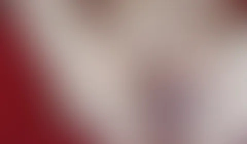 Ich war wieder so heiß🔥 und geil😜, das ich mich auf meinen Roten Sessel setzte und an meiner P***y spielte vor lauter Geilheit und meine P***y mit meine F****r und Dildo Verwöhnt bis zum geilen Orga