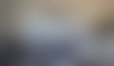 Heiße Kollegin unter Deinem Schreibtisch...