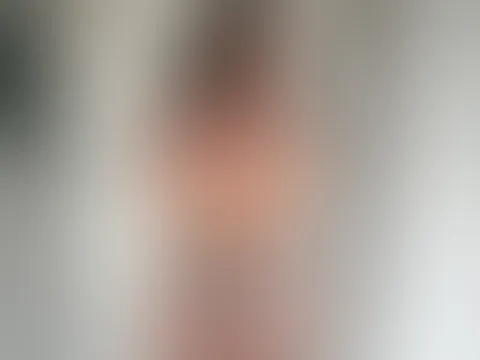 Bist du geil drauf mich als dein Sexspielzeug zu haben Baby?🤤 Ich trage Handschellen für dich und geile Netzstrumpfhose/Strümpfe😈 Wenn dich das geil macht schreib mir was wir machen sollen😝 #5bilde