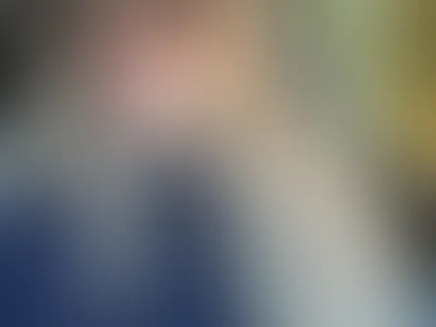 Tagsüber ganz brav unterwegs… Sonnenbrille auf, Blick unschuldig. Aber glaub mir… wenn ich später nach Hause komme, lege ich mehr ab als nur die Brille. 😏 Willst du wissen, was unter dem „braven“ Loo