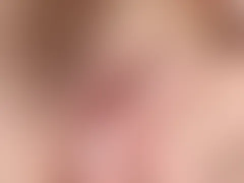 Wie du hören und sehen kannst, ist meine P***y ziemlich nass. Langsam lasse ich erst einen, dann zwei und dann drei F****r hineinrutschen. Du darfst mir gerne behilflich sein …😘