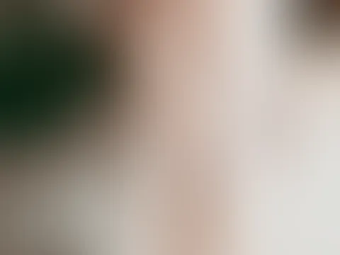 Bin gerade vom Nachtdienst rein… müde, warm, ein Kaffee noch und dann eigentlich ins Bett....   Aber stell dir vor, ich würde so vor dir stehen , du kommst in die Küche  Ich noch halb im Alltagsmodus,
