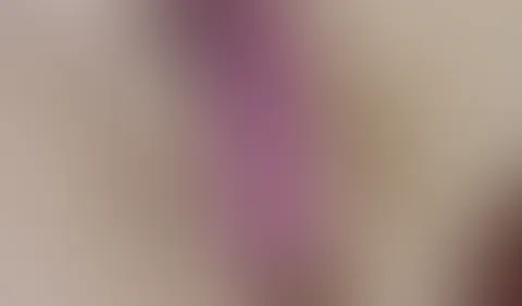 Die p***y kann sich nicht zurück halten.. Vibrator und nasse p***y.. Geil!🥵💦
