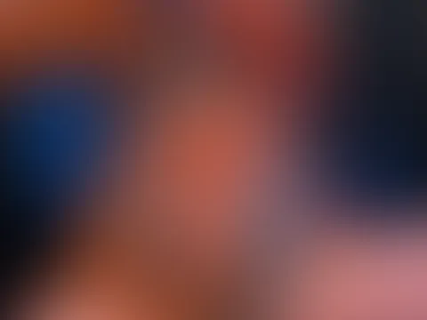 Blaues versaute sweety spielt mit P***y