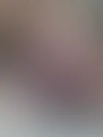 Deine Berührung ist gleichzeitig zärtlich und hungrig. Mein Rücken wölbt sich dir entgegen, mein Körper reagierte wie von selbst. Ich kann es nicht zurückhalten, ein Stöhnen verlässt meine Lippen🔥