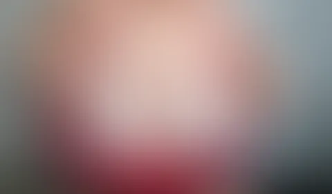 Lila Nippelsauger angehängt und Titten eingeölt