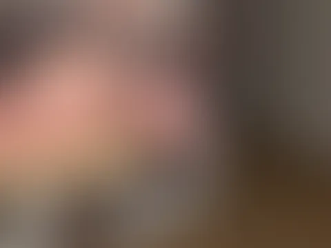 Sieh zu, wie ich mich mit einem Dildo verwöhne, ihn tief in den Hals nehme und noch vieles mehr. Meine Fans können all das kostenlos sehen – also abonnier mich!