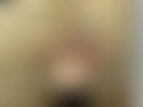 Eine heiße Dusche ist meine liebste Art zu entspannen… 😏 Wassertropfen gleiten über meine Haut, und meine Fantasien werden immer wilder 🔥 Wollt ihr wissen, woran ich in solchen Momenten denke? 💋