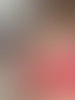 Ich trag nur, was du dir gleich wieder wegdenken wirst… 🛏️☕“ Irgendwie ist es noch viel heißer, wenn du genau weißt: Alles, was du hier siehst, ist nur der Anfang. Ich sitz hier fast nackt, und du?
