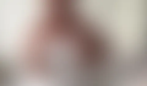 3 Wochen Schwanzentzug! Meine GIERIGE F***E braucht es JETZT!!! Nach drei Wochen ohne S*****z und ohne Dildo wird es einfach Zeit das ich mir mein Loch stopfe. Der Urlaub war zwar unglaublich schön,