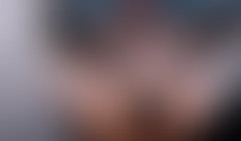 KOMM SETZ DICH.. auf den Strap on..Da freut sich dein Bi A***h!