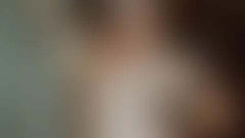 Akt mit Lichterkette und Kamera