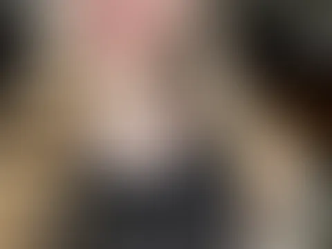Morgensonne auf der Haut… und dieser ruhige Moment nur für mich. ☀️ Aber manchmal sind genau diese stillen Momente die, in denen die Gedanken etwas verruchter werden. Sag mir… woran denkst du gerade?