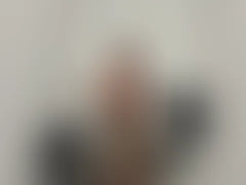 Frisch von der Massage 🔥 Ich wurde so richtig durchgeknetet… die Hände des Masseurs sind über jeden Zentimeter meines Körpers gegangen. Jetzt bin ich in Top-Form, die Haut brennt und ist super empfin