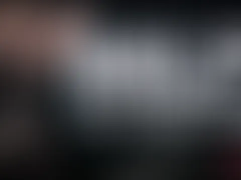 Blonde MILF in schwarzen Dessous macht es sich bis zum Höhepunkt