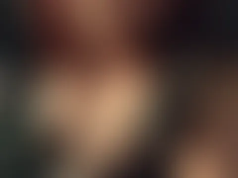 Ganz in Schwarz, mit Leder und Ketten – hier beginnt dein Abenteuer. Komm und entdecke, was passiert, wenn man die Regeln bricht. 😉