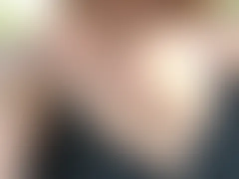 Schwarz wie die Nacht… und genauso geheimnisvoll. 🌙✨ Meine Kleid verrät dir nur das Nötigste – der Rest gehört allein deiner Fantasie… Doch Vorsicht: Wer sich von hinten nähert, könnte in Versuchung 