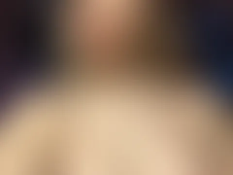 Ich weiß genau, wie ich dich neugierig mache… ganz langsam 😉 Ein Blick reicht nie wirklich aus – man will immer mehr 😏 Komm näher… ich beiß nicht (oder vielleicht doch?) 🔥