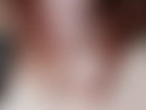 Guten Morgen! Wir gönnen uns noch ein bisschen Spaß;) Ich steh so drauf wenn er mich am Hals packt und mir die Sabber aus dem Mund läuft.