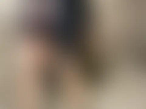Manchmal sagt Schweigen mehr als tausend Worte … besonders wenn es so verlockend ist 😌 Komm näher und lass dich von diesem Gefühl mitreißen 🔥