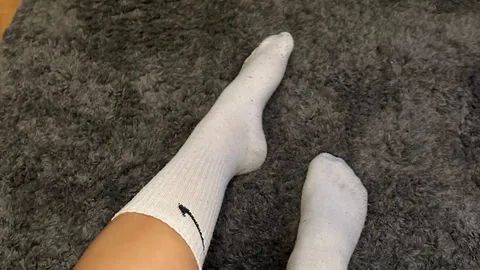 Perfekte Teenie Füße mit weißen Fußnägeln