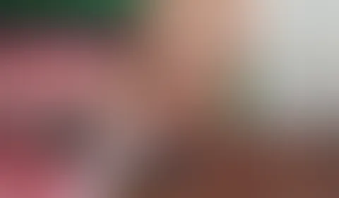 Hier meine neue Bademode, wenn mal FKK nicht erlaubt ist. So sieht es aus, wenn ich nackt einen Badeanzug anprobiere, Was sagst du dazu? 💋