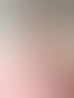 Hi du😘, wie schon angedeutet, gibt es heute ein geiles Foto mit Höschen auf der Seite und Spielzeug in der P***y🥵.