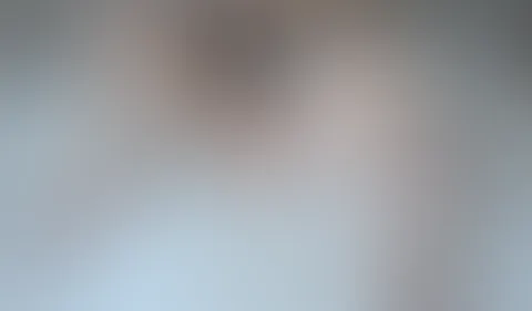 Zimmermädchen schaut P***o und verwendet sein lieblingsspielzeug