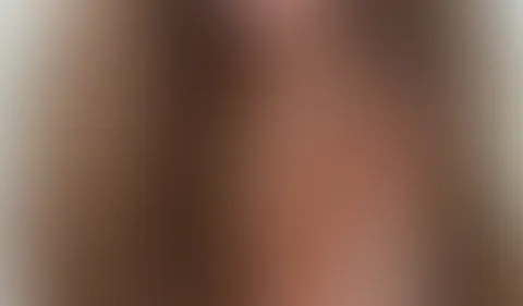 Brünette Traumfrau mit prallen Brüsten verwöhnt riesiges Dildo