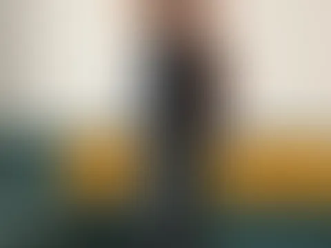 Nimm einen langsamen, tiefen Atemzug… spürst du dieses tiefe, ziehende Sehnen? 😌 Das ist nicht nur Erregung 🔥 Das ist dein Verlangen, dich mir hinzugeben, mich zu verwöhnen und mir komplett zu gehör