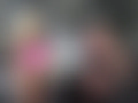 Kitty und Rosella p**sen einem Kerl ins Maul!