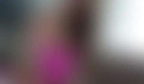 Teen F***e im pinken Bodie vollgepumpt