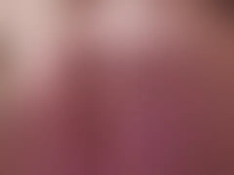 Heute hab ich mal ganz was anderes für euch, hier sieht man mich mit schwänzchen Analplug, ohne Höschen und nen P***yblitzer gibt es auch 🤫😝
