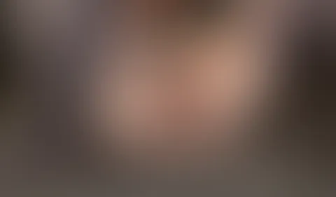 Ich treibe mich zum Orgasmus auf der Couch
