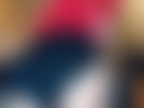MuFuMilfs große Lippen ganz nah unter dem rotem Shirt