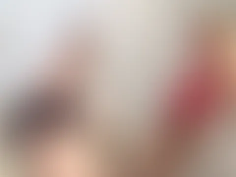 Anja Black und RosellaExtrem p**sen einem Sklaven ins Maul!