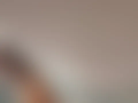 Kurzes #Video haha, ich nehme dich runter zu meinem #A***h und ziehe meinen #Slip zur Seite 🍑👙 Du siehst meine enge rasierte #Vagina 😋 Lecker 🥰