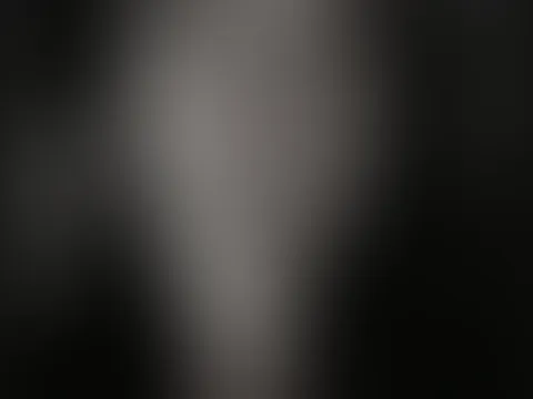 Es fühlt sich an, als würde ich fallen… aber lass es ein Bett sein 😌🛏️💫 Weich falle ich in eine warme Tiefe, wo keine Sorge ist — nur Frieden, Leichtigkeit und stille Hoffnung, dass das Beste noch