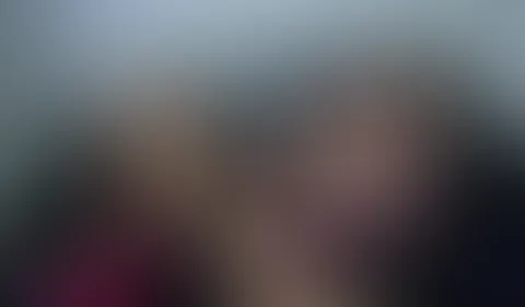 Mein neuer Freund kommt nach Hause und erwischt mich mit vollgespritzter P***y, weil gerade mein Lover da war zum Druck ablassen... das scheint ihn kaum zu stören, denn er fingert mein Spermaloch gier