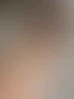 Gerade ins Bett gekuschelt… 🖤 Wie lange würdet ihr in dieser Position durchhalten, ohne zuzugreifen? Schreibt’s mir in die Kommentare… dem Mutigsten schick ich vielleicht ein kleines Extra-Grüßchen �