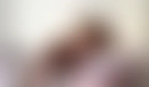 Aufgewacht und direkt bereit für dich! Also ich weiß ja nicht wie das bei dir ist, aber ich bin direkt nach dem Aufwachen schon so nass, dass meine F***e schmatzend nach deinem S*****z ruft und ihn g