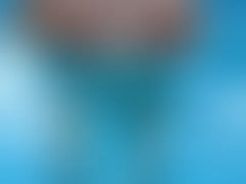 Schöne Grüße aus dem kühlen Pool? Du willst mehr sehen? Dann komm vorbei. 💋