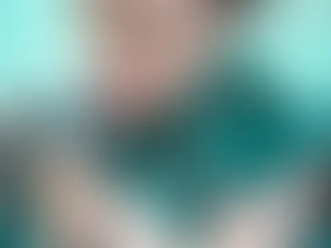 Ich genieße die Hitze des Sommers am Pool.