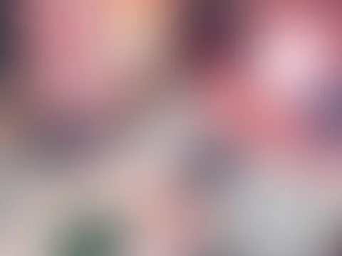 Hi… ja, genau – ich bin’s 😏 Erst ein unschuldiger Blick in die Cam… dann ein kleiner Blick in den Spiegel 👀🍑 oops und am Ende? Dreh ich mich um… 😉🔥