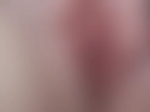 Frisch geduscht und noch tropf nass.. Das wäre doch der perfekte Zeitpunkt das du mir deinen prallen dicken s*****z reinschiebst.  Ihn immer wieder aus mir ziehst und mit deiner Eichel an meinem Einga