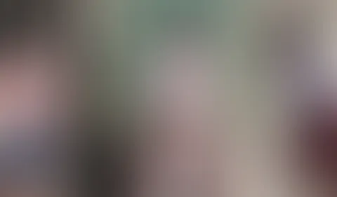 Ich armes,dickes Mädchen bin aber auch immer dran. Ich muss so dringend p*****n und schaffe es einfach nicht mehr auf die Toilette zu gehen. Also p**se ich frei heraus auf den Pausenhof. Doch die cool
