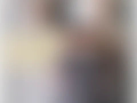 Bleibt das ungesehen? Teen cremt sich heimlich im Bad ein